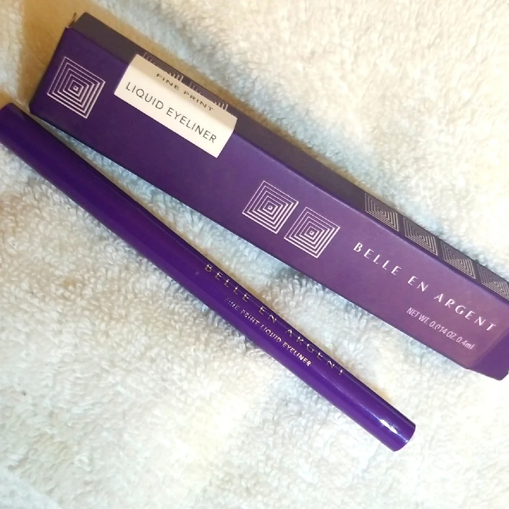Belle En Argent Fine Print Liquid Liner in Black